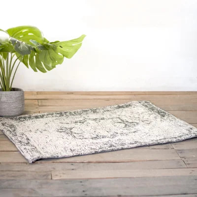 4' X 6' WHITE AND GREY LUX RUG